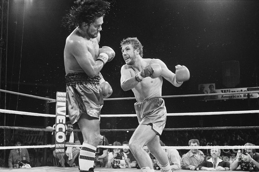 Miami Photograph - Roberto Duran And Jimmy Batton Boxing by Bettmann
