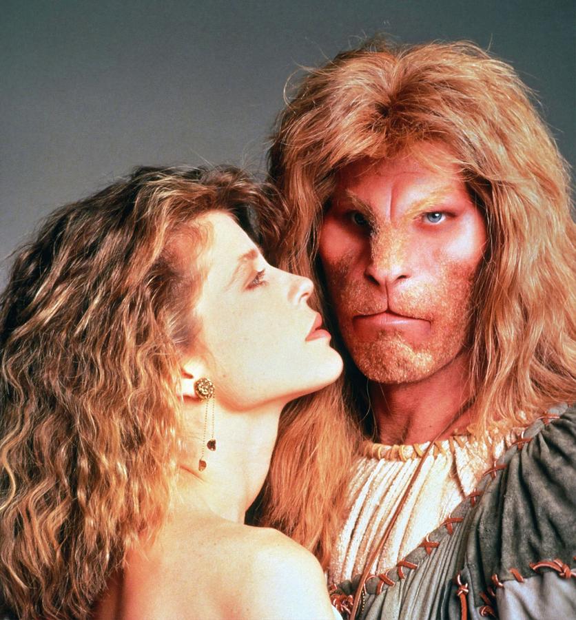 RON PERLMAN and LINDA HAMILTON in THE BEAUTY AND THE BEAST -1987-. Photograph by Album