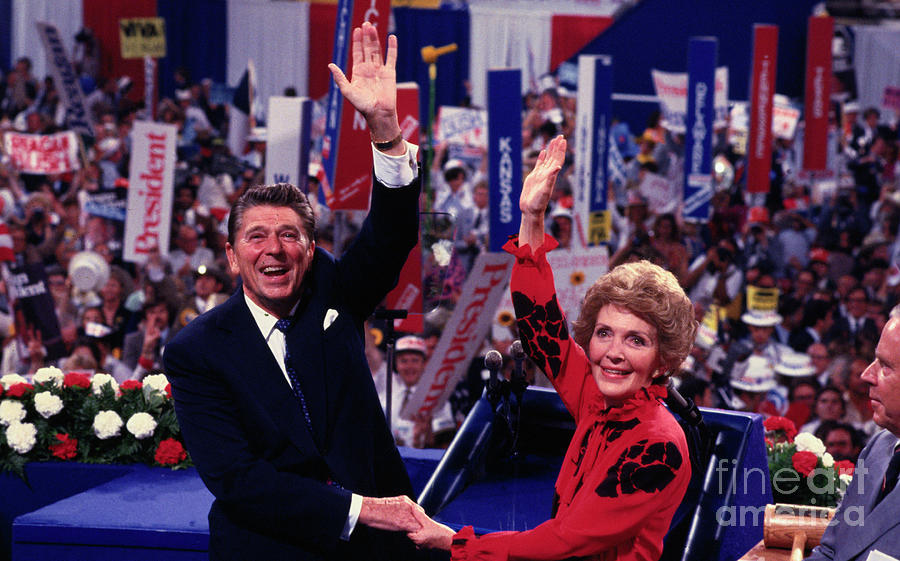 Ronald And Nancy Reagan Waving Photograph by Bettmann