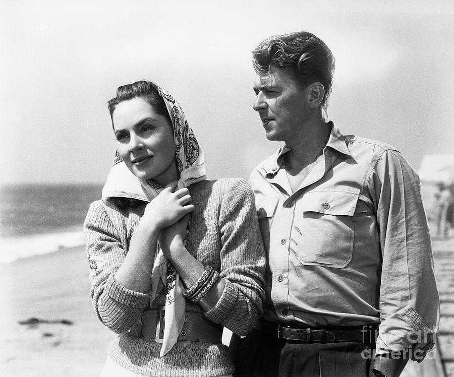 Ronald Reagan And Viveca Lindfors Photograph by Bettmann