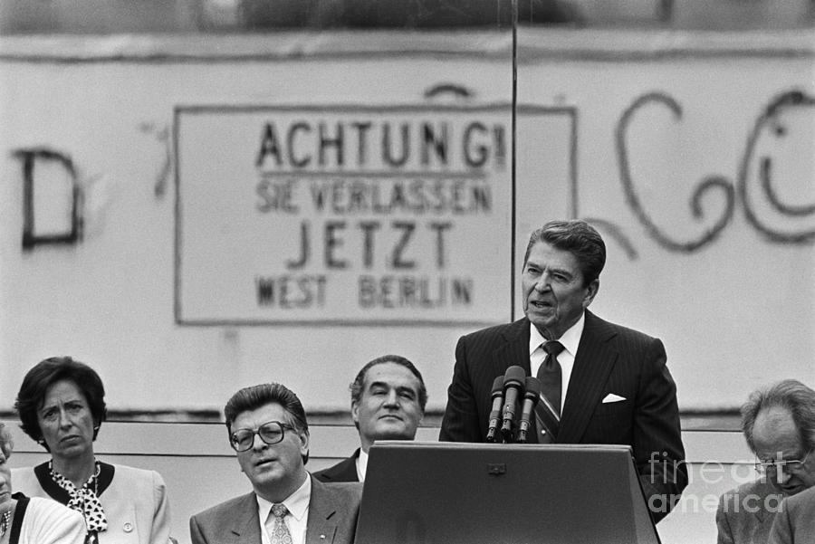 Ronald Reagan At The Berlin Wall Photograph by Bettmann