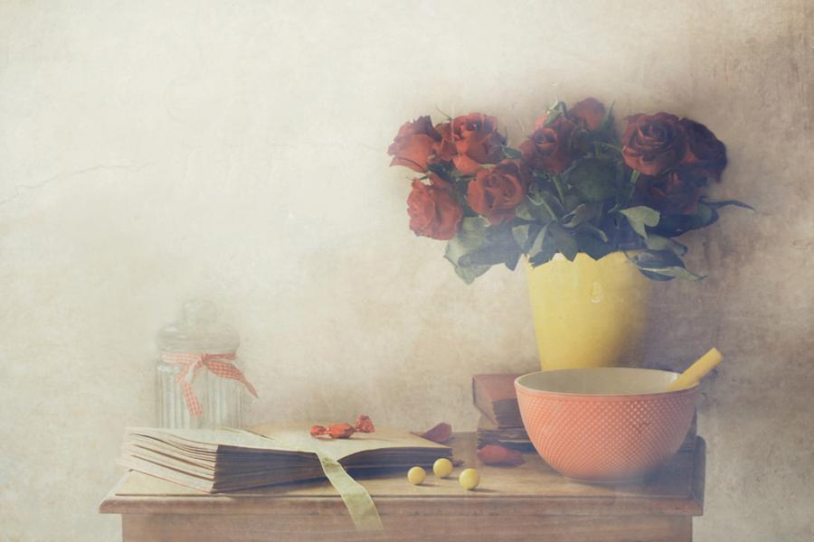 Still Life Photograph - Roses For Grandma by Delphine Devos