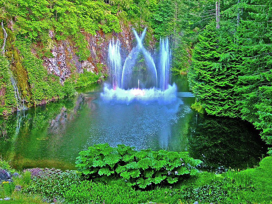 Ross Fountain in Butchart Gardens near Victoria, British Columbia ...