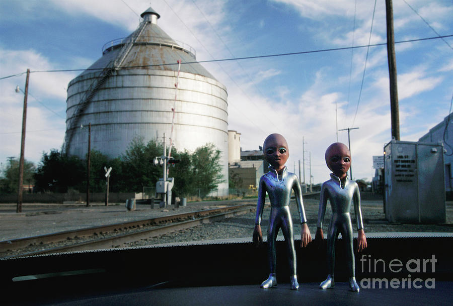 Alien Photograph - Roswell Alien Figures by Peter Menzel/science Photo Library