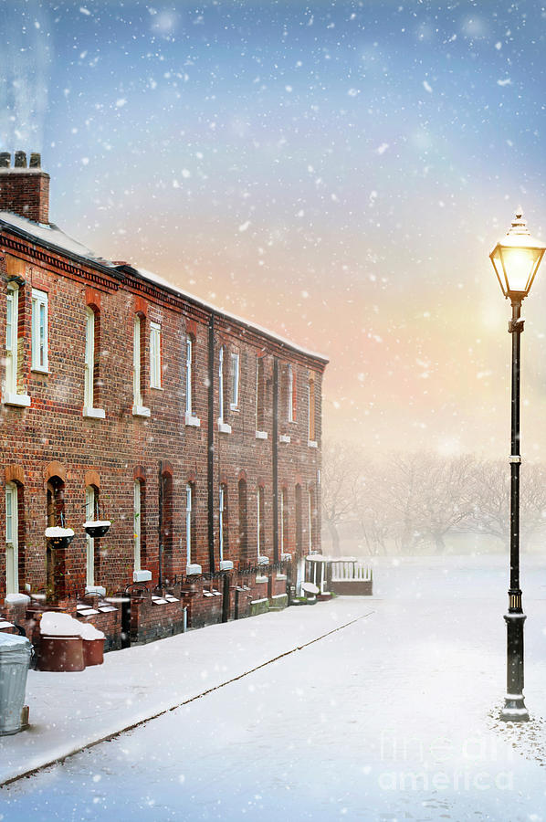 https://images.fineartamerica.com/images/artworkimages/mediumlarge/2/row-of-terraced-houses-in-winter-lee-avison.jpg