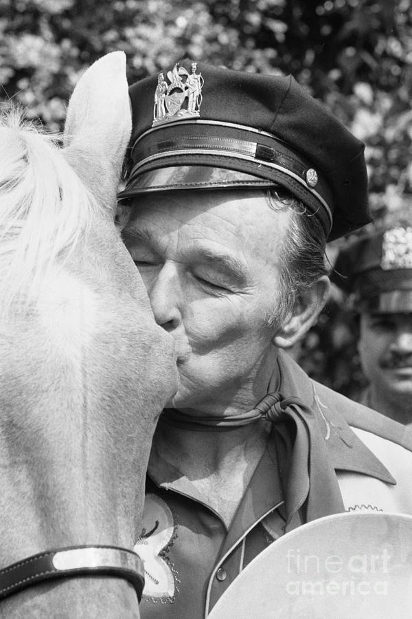 Roy Kissing Trigger Goodbye Photograph by Bettmann