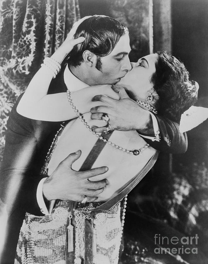Rudolph Valentino And Nita Naldi Kissing Photograph by Bettmann