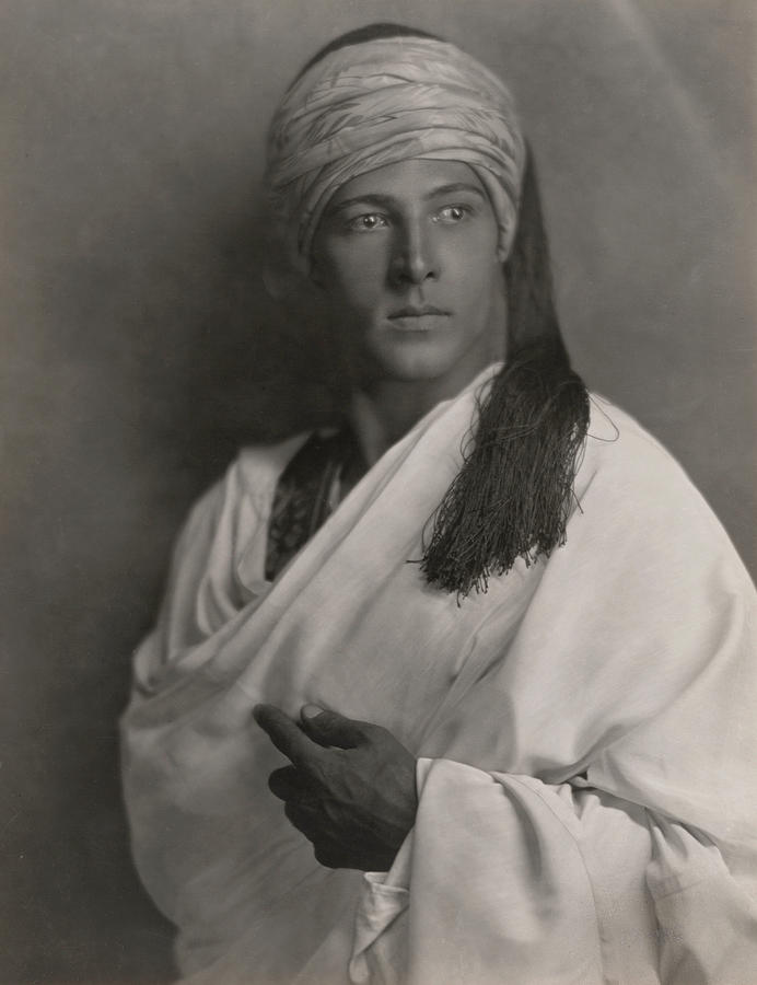 Rudolph Valentino, Hollywood Movie Star Photograph by Science Source