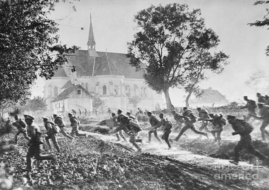 Russian Soldiers Running During Battle Photograph by Bettmann