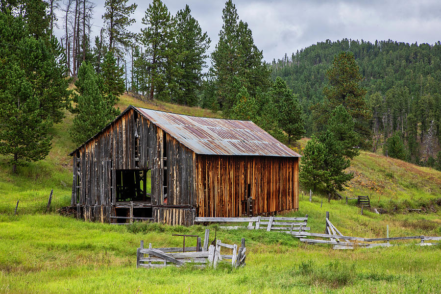 Rustic Mountain Barn Photograph by Lorraine Baum