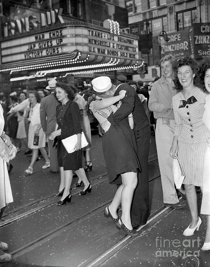 Sailor And Young Woman In Times Square Photograph by Bettmann
