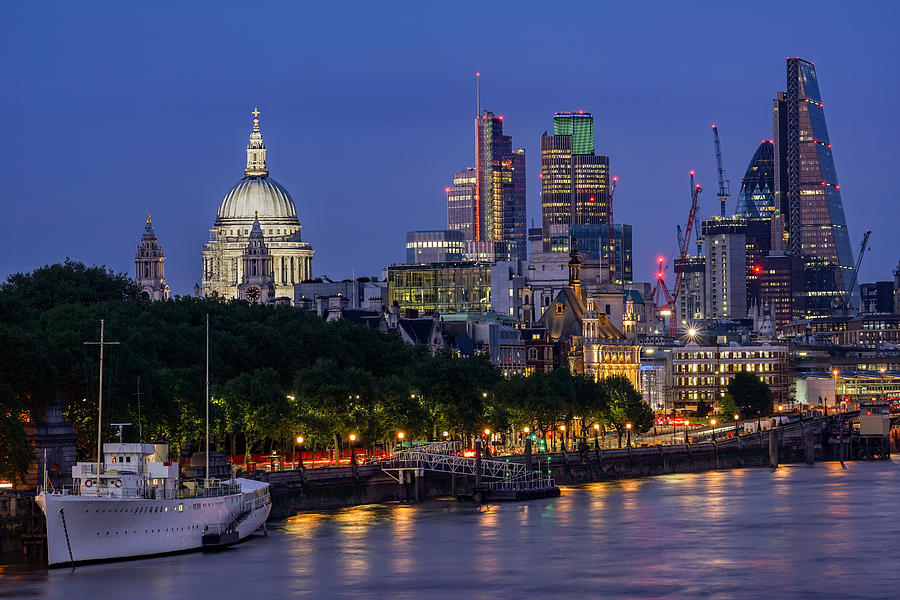 Saint Paul's cathedral seen from the river Thames at blue hour in ...