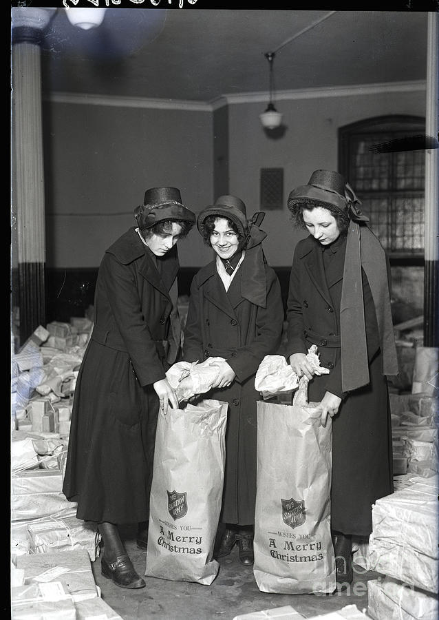 Salvation Army Women Filling Baskets Photograph by Bettmann