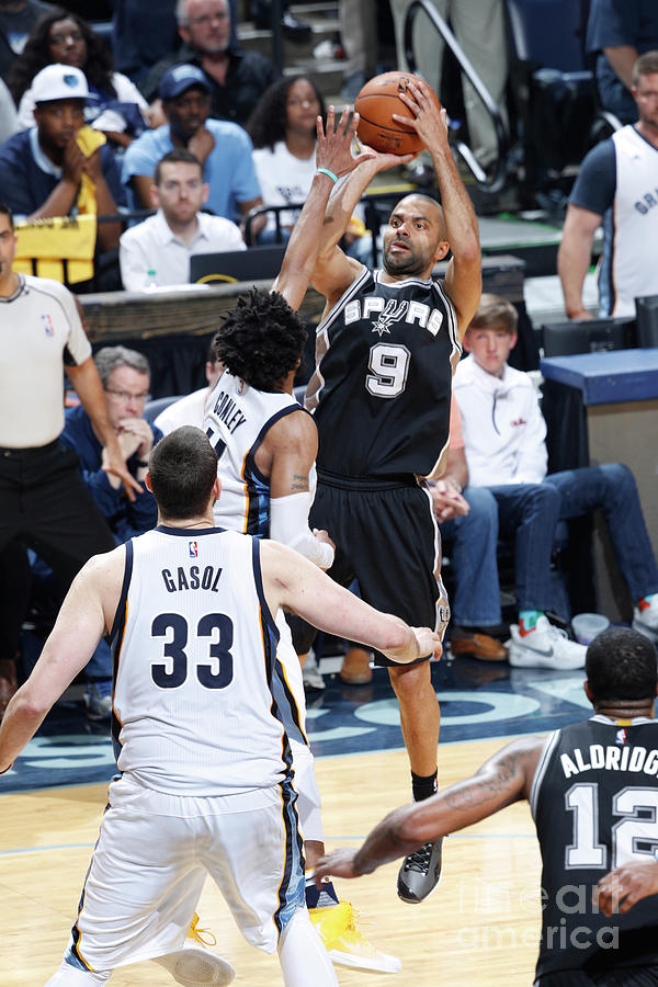 San Antonio Spurs V Memphis Grizzlies - Photograph by Joe Robbins San Antonio Spurs V Memphis Grizzlies - Photograph by Joe Robbins