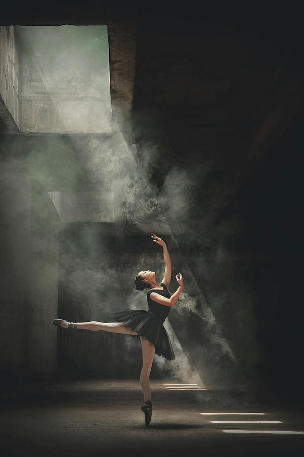Performance Photograph - Sashafadilaa by Sebastian Kisworo