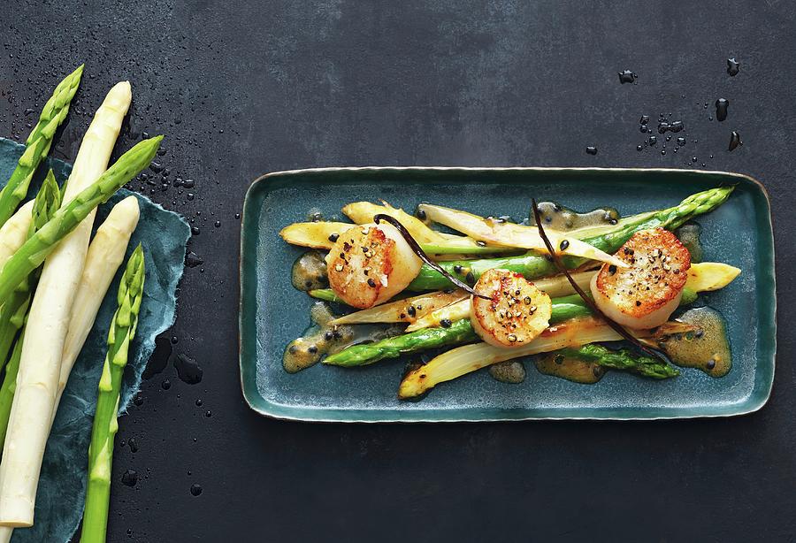 Scallops With Warm White And Green Asparagus, Passion Fruit And Vanilla Photograph by Jalag / Mathias Neubauer
