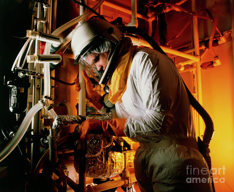 Clean Room Photograph - Scientist In Protective Clothing by Malcolm Fielding, Johnson Matthey Plc Science Photo Library