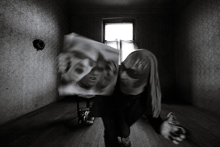 Screaming Loud Photograph by Mario Grobenski - Psychodaddy