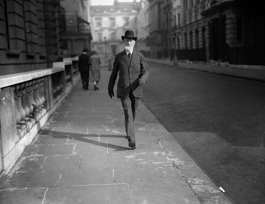 London Photograph - Shaw In The Strand by Fox Photos