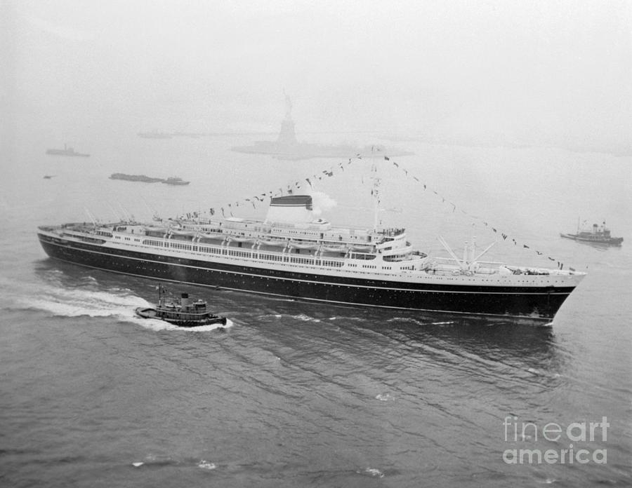 Ship Entering New York City Harbor Area Photograph by Bettmann
