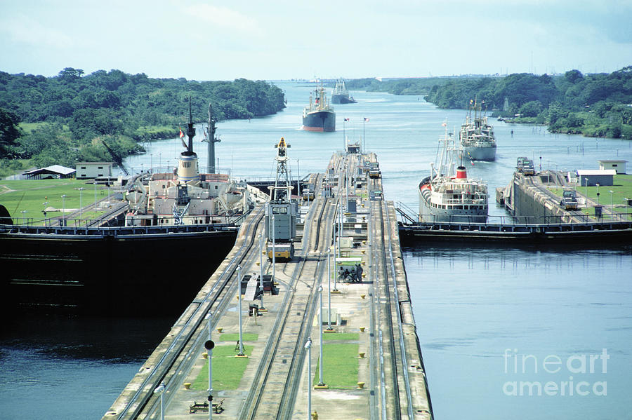 Ship Passing Through Gatun Locks Photograph by Bettmann
