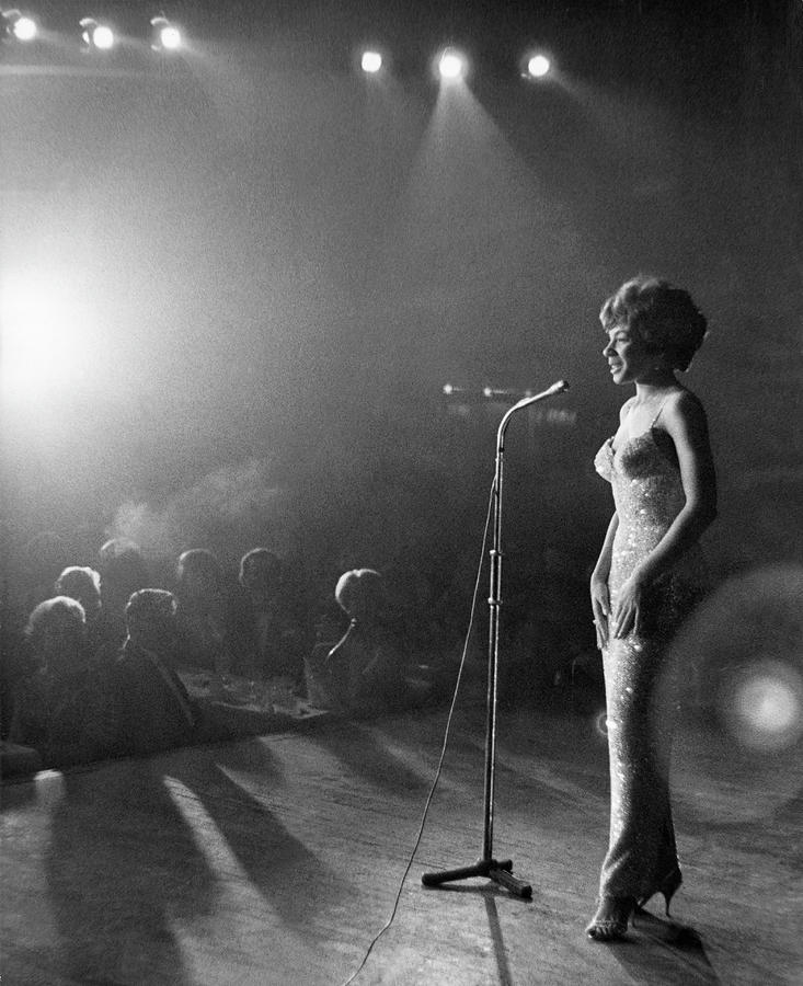 Shirley Bassey In Concert At The Photograph by Keystone-france