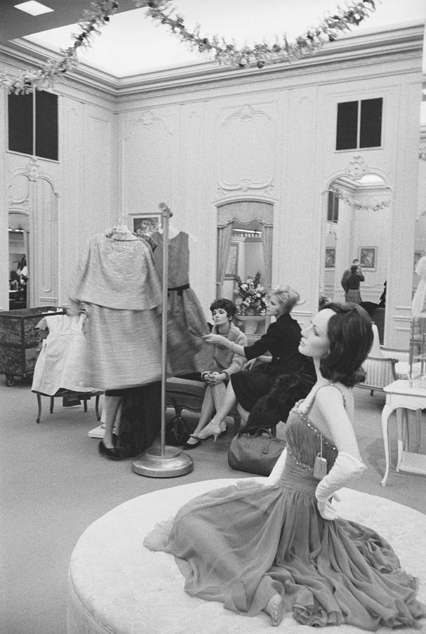 Black And White Photograph - Shopping At Saks by Alfred Eisenstaedt