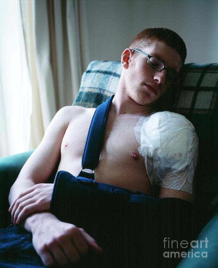 Shoulder Injury Photograph by Colin Cuthbert/science Photo Library
