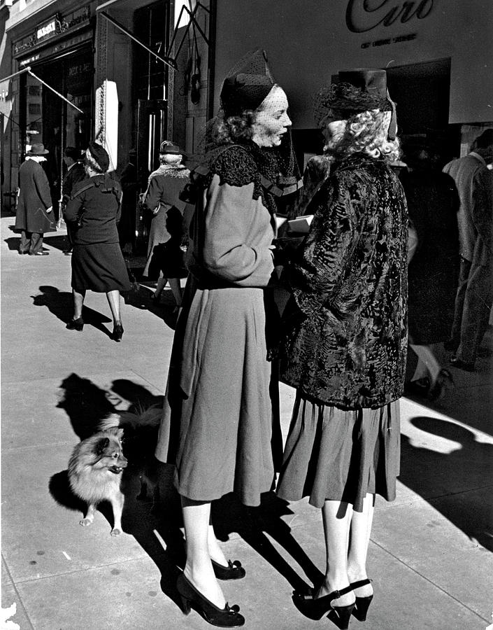 Black And White Photograph - Sidewalk Of Fifth Avenue by Alfred Eisenstaedt
