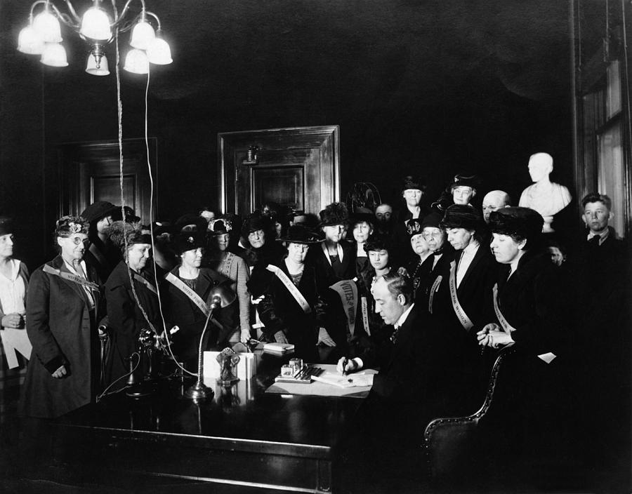 Signing The Nineteenth Amendment, 1920 Photograph by Science Source