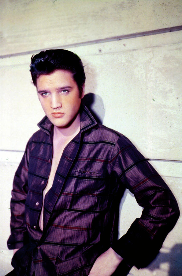 Singer Elvis Presley Photograph by Getty Images