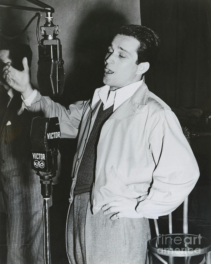 Singer Perry Como At The Microphones Photograph by Bettmann - Fine Art ...