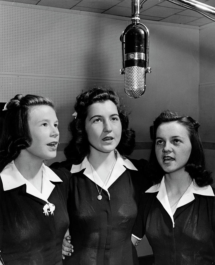 Black And White Photograph - Singers by Alfred Eisenstaedt