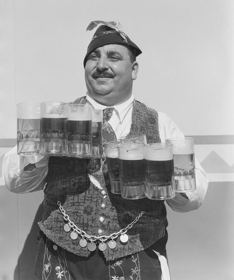 Singing Waiter Balancing Beer Photograph by Bettmann