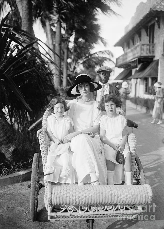 S.j. Bloomingdale And Her Daughters Photograph by Bettmann