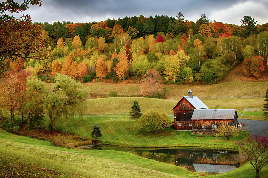 Sleepy Hollow Barn in Autumn Photograph by Jeff Folger