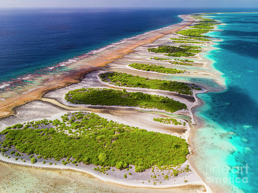 Small Island Chain On Pacific Atoll Photograph by Richard Brooks/science Photo Library