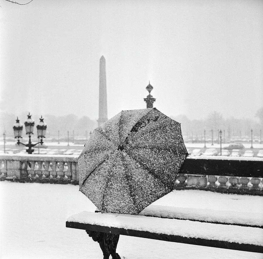 Snowfall On The Place De La Concorde Photograph by Keystone-france