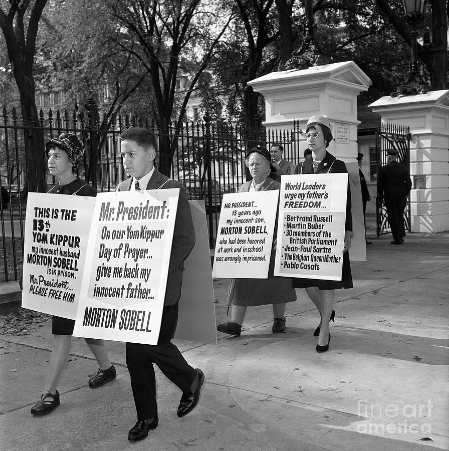Sobell Family Pickets The White House Photograph by Bettmann