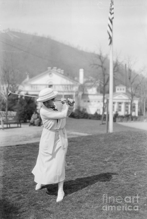 Socialite Woman Playing Golf Photograph by Bettmann