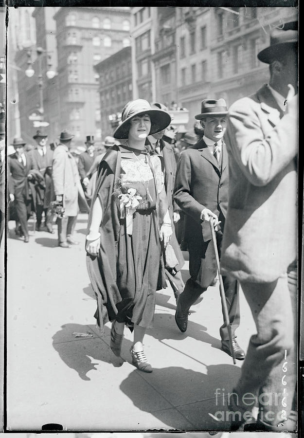Socialite Woman Strolling Along Fifth Photograph by Bettmann