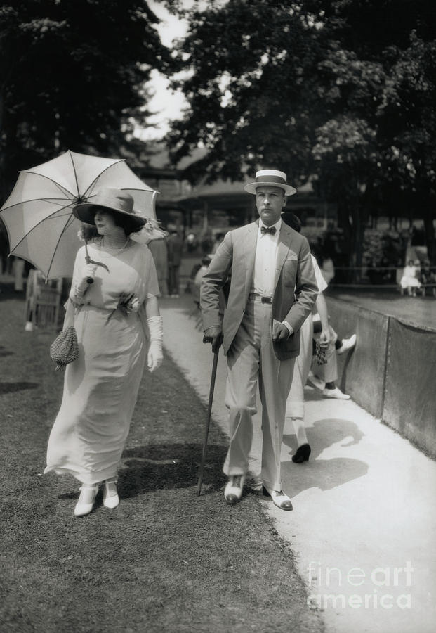 Socialites Strolling Together Photograph by Bettmann