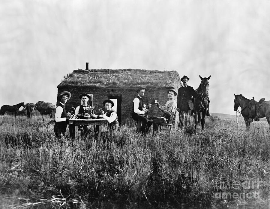 Sod House Settlers Nebraska 1880s Photograph by Bettmann