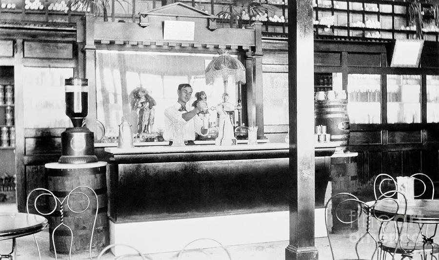 https://images.fineartamerica.com/images/artworkimages/mediumlarge/2/soda-fountain-and-ice-cream-parlor-bettmann.jpg