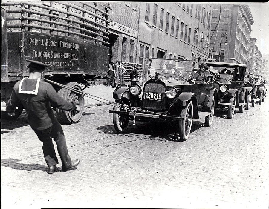 Soldier Pulling Row Of Cars Photograph by Bettmann