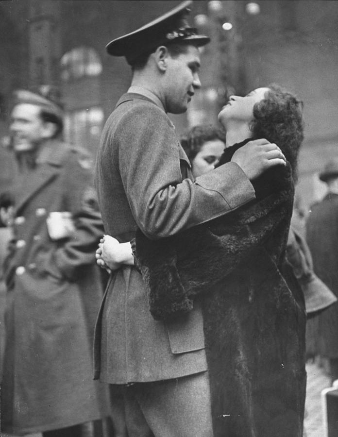 Soldier Saying Goodbye To His Girlfriend Photograph by Alfred Eisenstaedt