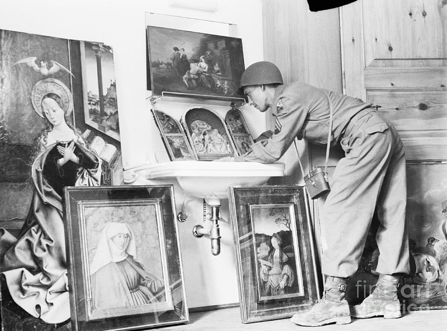 Soldier Viewing Works Of Art Photograph by Bettmann