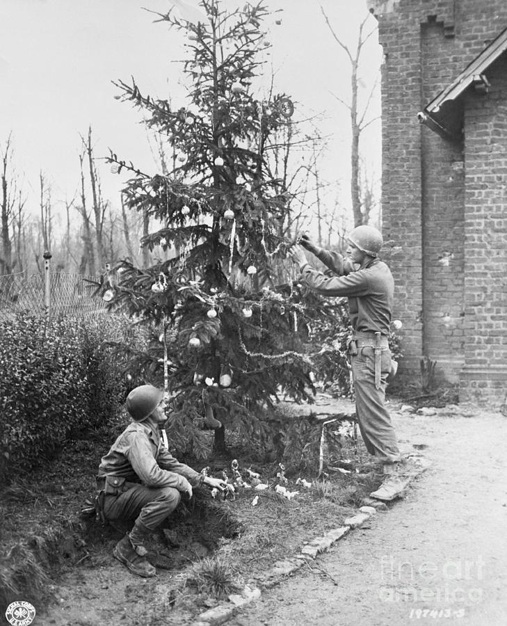 Soldiers Decorating Christmas Tree Photograph by Bettmann