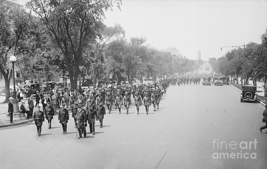 Soldiers Marching Photograph by Bettmann