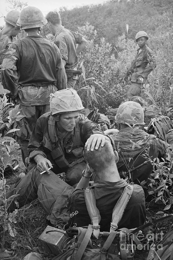 Soldiers Near Tam Ky Photograph by Bettmann